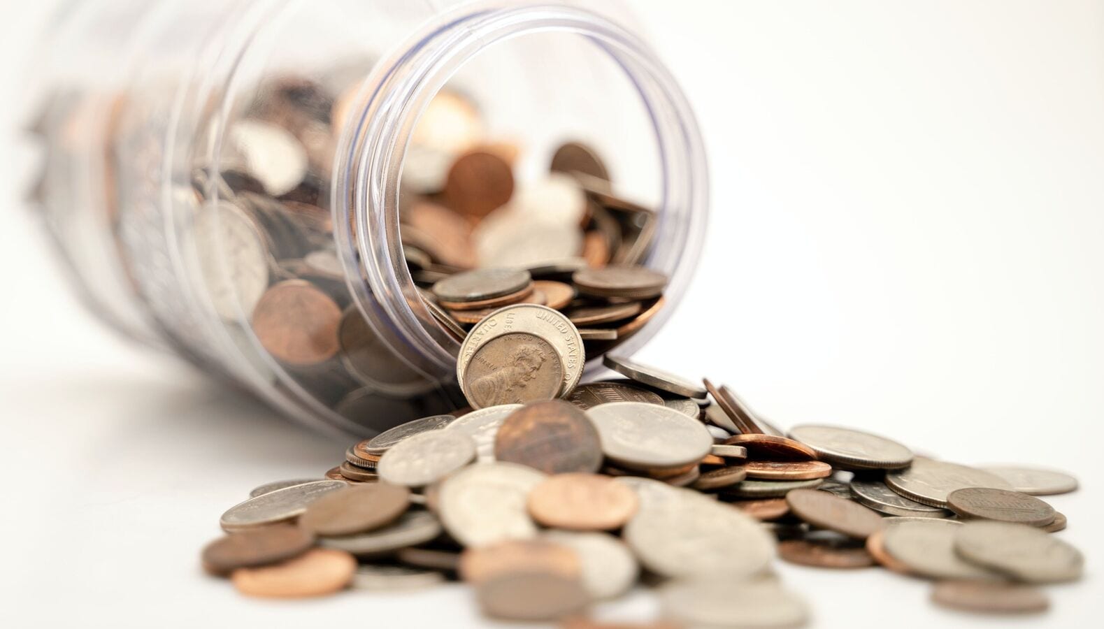 Instead of taking out a travel loan, it is recommended to plan well in advance and save along the way.