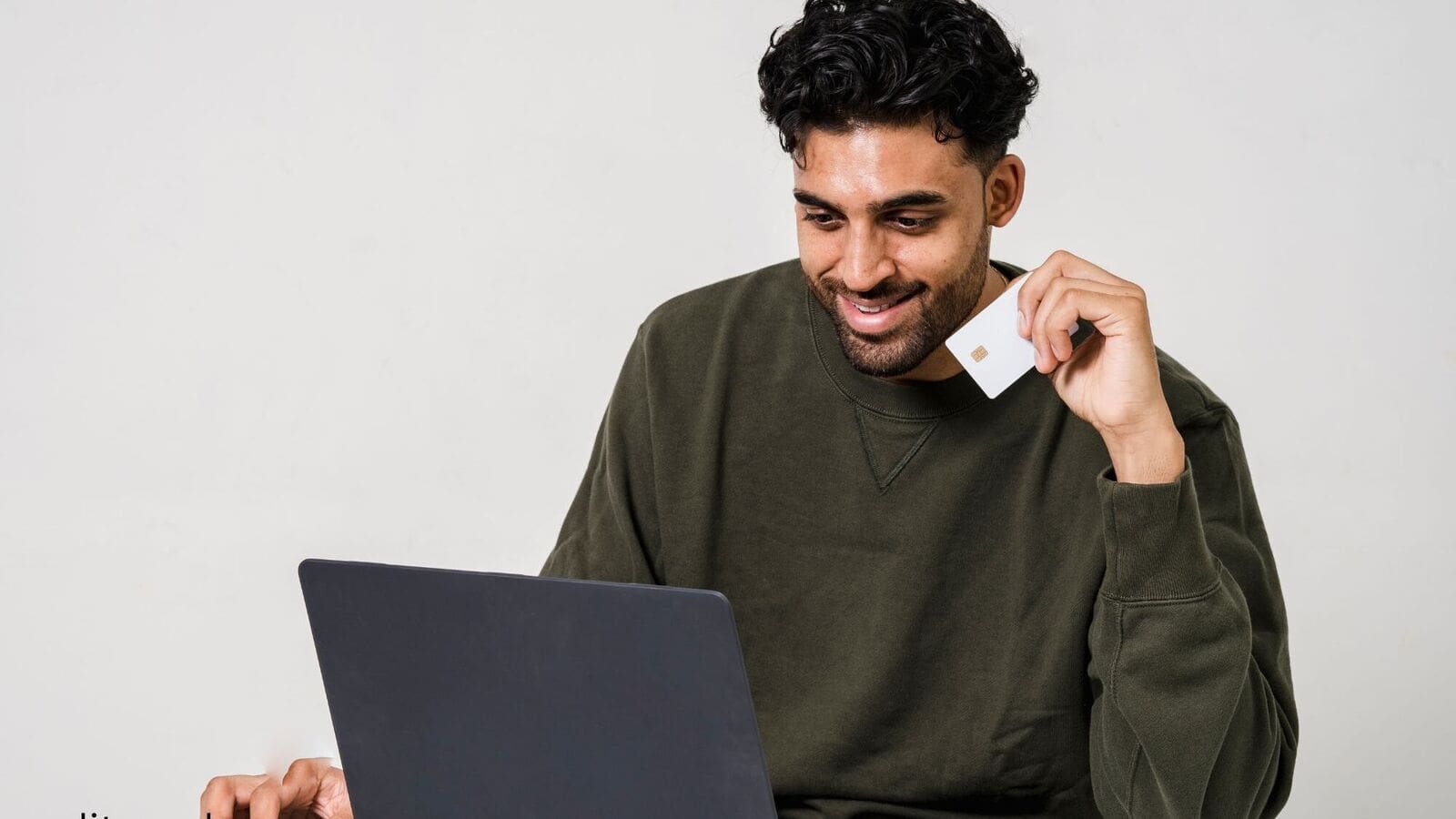 With a zero-fee structure, the card does away with all hidden costs. There are no joining charges, annual fees, processing charges, or foreclosure penalties.