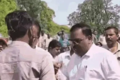 Tehsildar suspended for grabbing Collar of a Farmer in MP